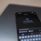 Primer plano de un smartphone que muestra una interfaz de chat de IA con la aplicación DeepSeek.