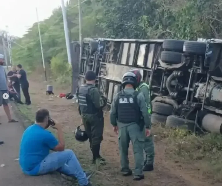 Bus de excursión volcó en la Morón-Coro y dejó lesionados