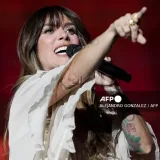 Kany García cuenta cómo enfrenta la espondilitis durante su gira
