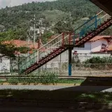 Colorful pedestrian overpass in Mérida, Venezuela surrounded by lush greenery.