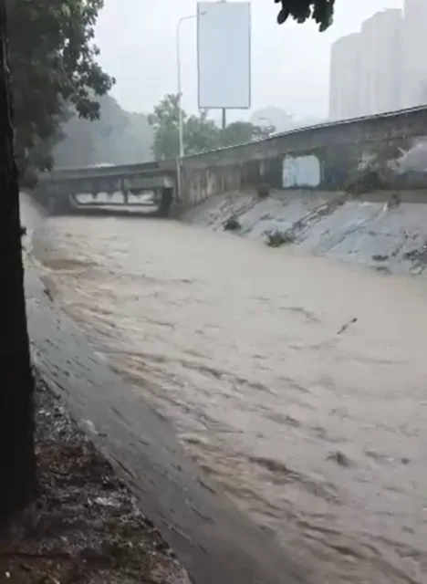 Lluvias en Caracas anegan vías y elevan el Guaire