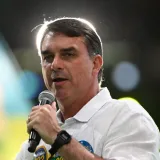 Flávio Bolsonaro se autoproclama líder opositor desde Miami