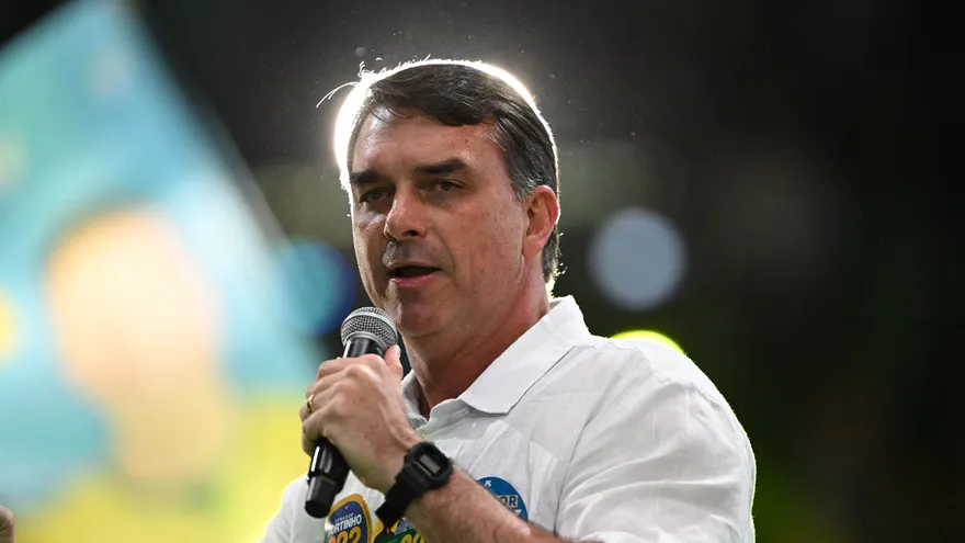 Flávio Bolsonaro se autoproclama líder opositor desde Miami