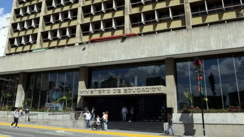 Ministerio de Educación suspende clases en todo el país tras los sismos
