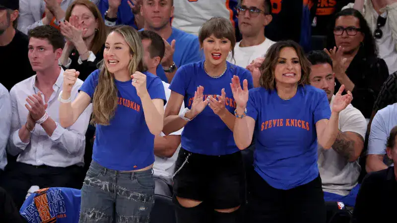 Taylor Swift, Adam Sandler y otras figuras del espectáculo siguieron el cuarto juego de la final de la NBA en el Madison Square Garden