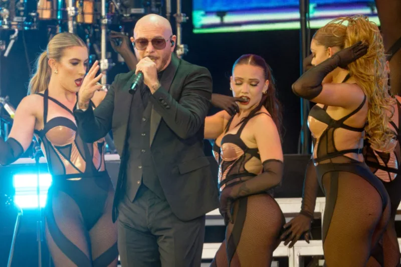 Pitbull lanza 'Pitcoin', su 14.º álbum con Kiss y Enrique Iglesias