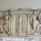 File:26- Fronte di sarcofago con porta dell'Ade, coppia dei defunti e Muse, metà del III sec. d.C.jpg