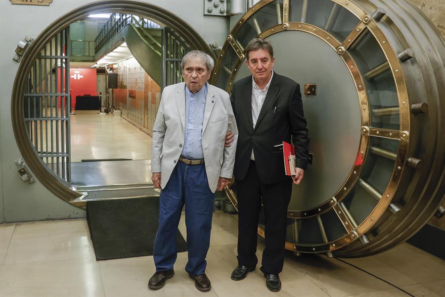 Rafael Cadenas lega al Instituto Cervantes su primera máquina de escribir