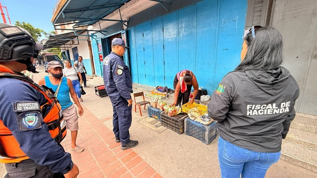 Valencia mantiene operativo para despejar aceras y espacios públicos