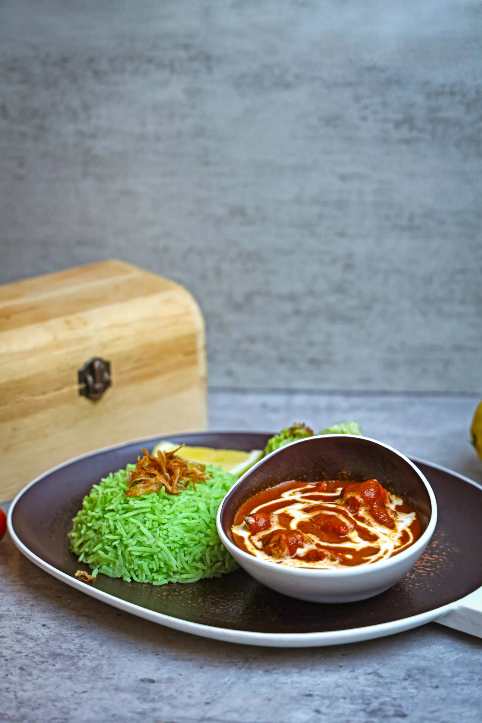 Un plato de arroz verde lleno de sabor, servido con un curry picante y guarniciones, ideal para fotografía gastronómica.