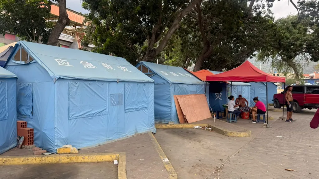 Familia sigue en una camioneta tras el sismo de Vargas