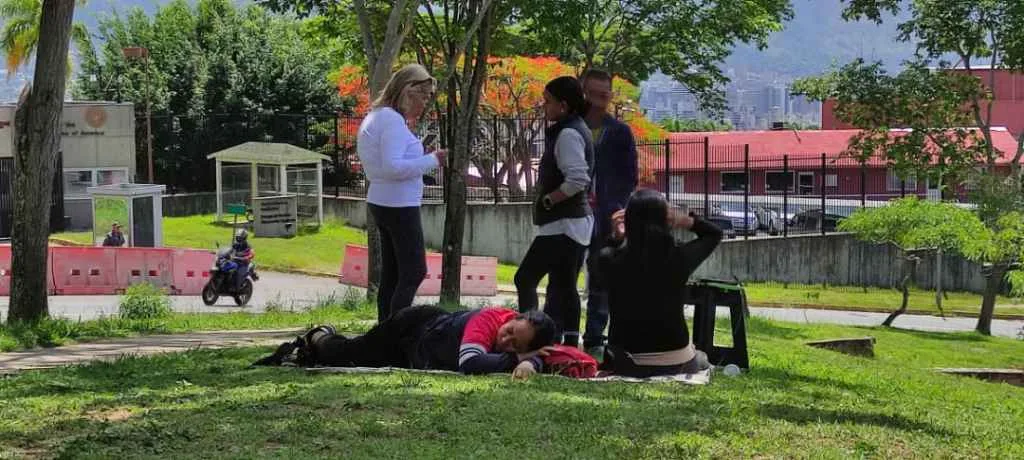 Familiares de presos políticos cumplen ocho días en vigilia frente a la embajada de EE. UU