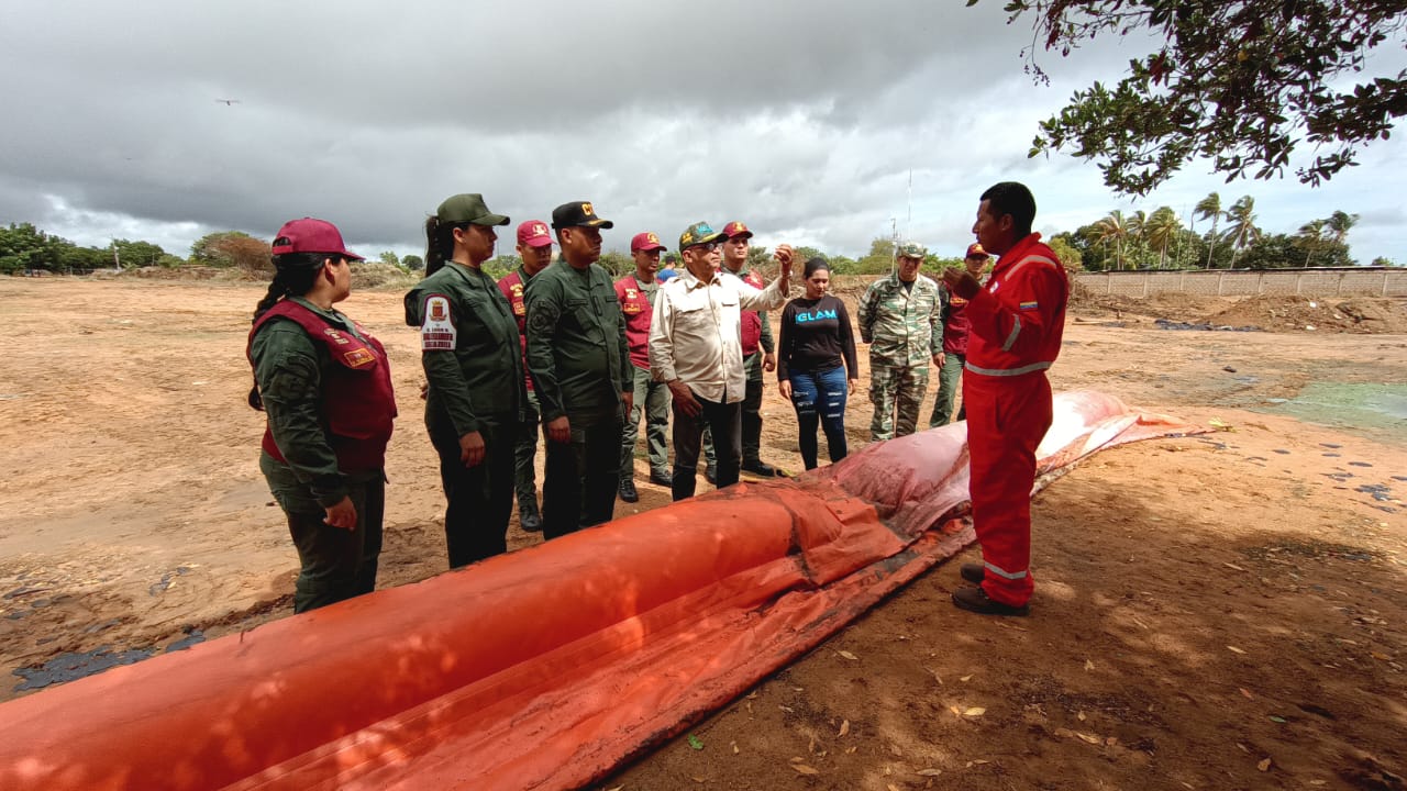 Protegen playas con barrera contenedora de petróleo en el Zulia