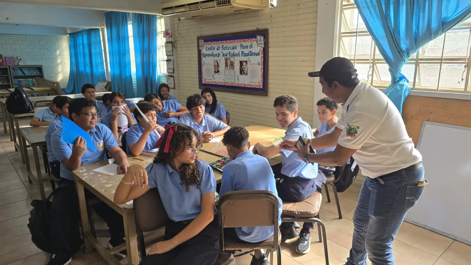 Alcaldía llevó taller literario a La Isabelica