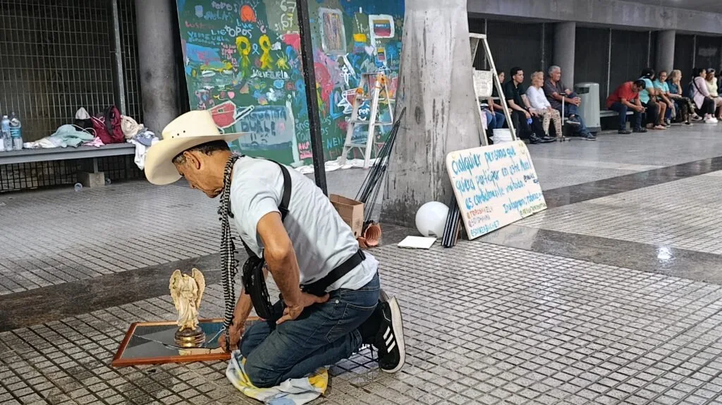 Rescatista mexicano lleva arte memorial a Caracas