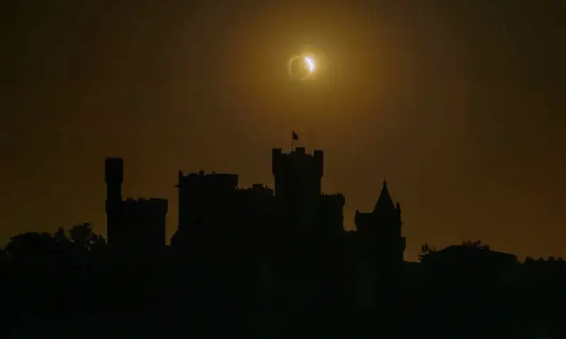 Histórico eclipse solar total oscurece a España tras un siglo