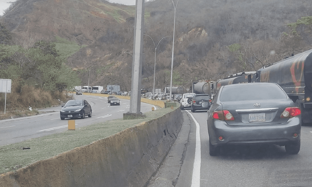 Fijan velocidad máxima de 45 km/h para vehículos de carga pesada