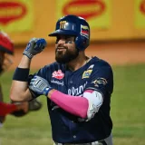 Renato Núñez sale tocado y pone en duda al Magallanes