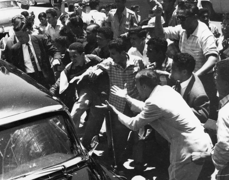 File:Vice President Richard Nixon's motorcade drives through Caracas, Venezuela and is attacked by demonstrators.jpg