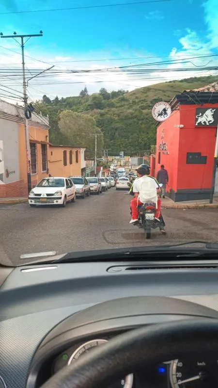 Fila kilométrica en Capacho Viejo por desvío vial