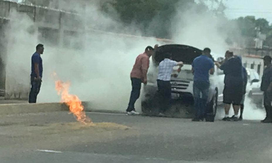 Se incendia camioneta por fuga de gas cerca del colegio Thomson 