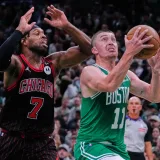 Pritchard lidera paliza de Boston sobre Chicago con 28 puntos
