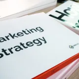 Vista detallada de documentos de estrategia de marketing con enfoque cercano en el texto, ideal para contenido empresarial y financiero.