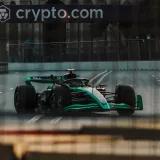 Un coche de Fórmula 1 pasa a toda velocidad junto a un letrero de Crypto.com en un circuito urbano.