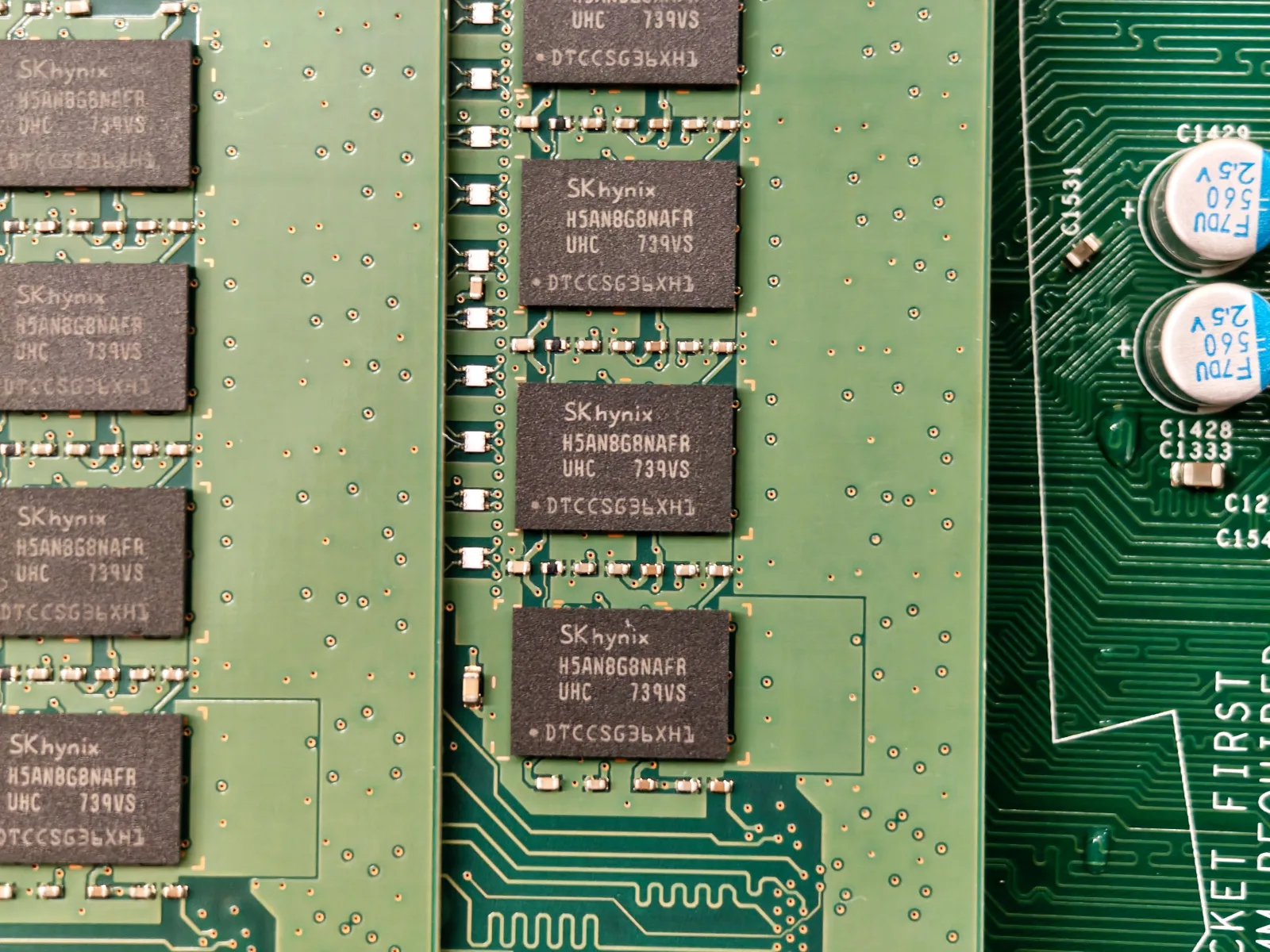 Vista detallada de una placa de circuito verde con chips SK hynix, mostrando componentes electrónicos.