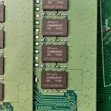 Vista detallada de una placa de circuito verde con chips SK hynix, mostrando componentes electrónicos.