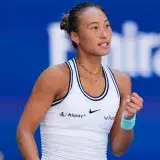 Zheng Qinwen avanza a cuartos del US Open tras remontar a Swiatek