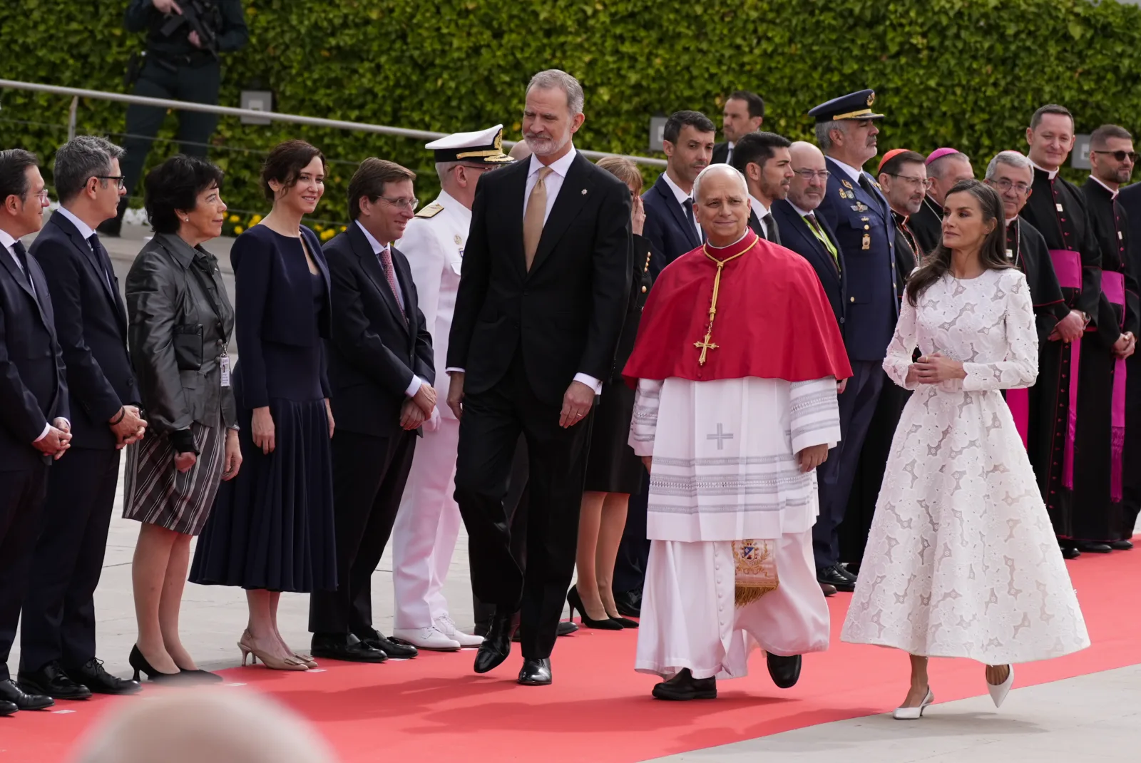 File:La presidenta de la Comunidad de Madrid y del PP madrileño, Isabel Díaz Ayuso, en la recepción oficial al Papa León XIV, junto a S.S.M.M Los Reyes, dando inicio oficial a la visita del Santo