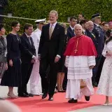 File:La presidenta de la Comunidad de Madrid y del PP madrileño, Isabel Díaz Ayuso, en la recepción oficial al Papa León XIV, junto a S.S.M.M Los Reyes, dando inicio oficial a la visita del Santo