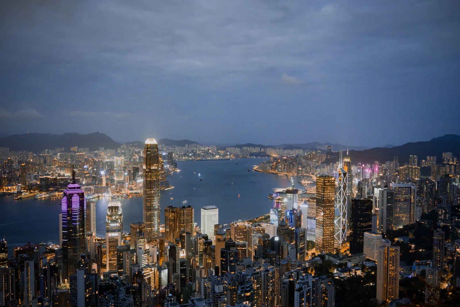 Una impresionante vista del horizonte iluminado y el puerto de Hong Kong por la noche.