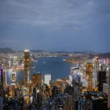 Una impresionante vista del horizonte iluminado y el puerto de Hong Kong por la noche.