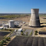 Vista aérea de la central solar Rancho Seco, con una gran torre de refrigeración y paneles solares.