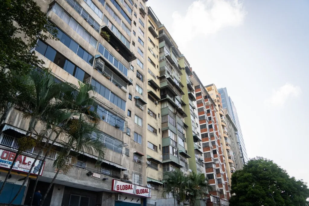 Anuncian plan para reparar ascensores en edificios de Caracas