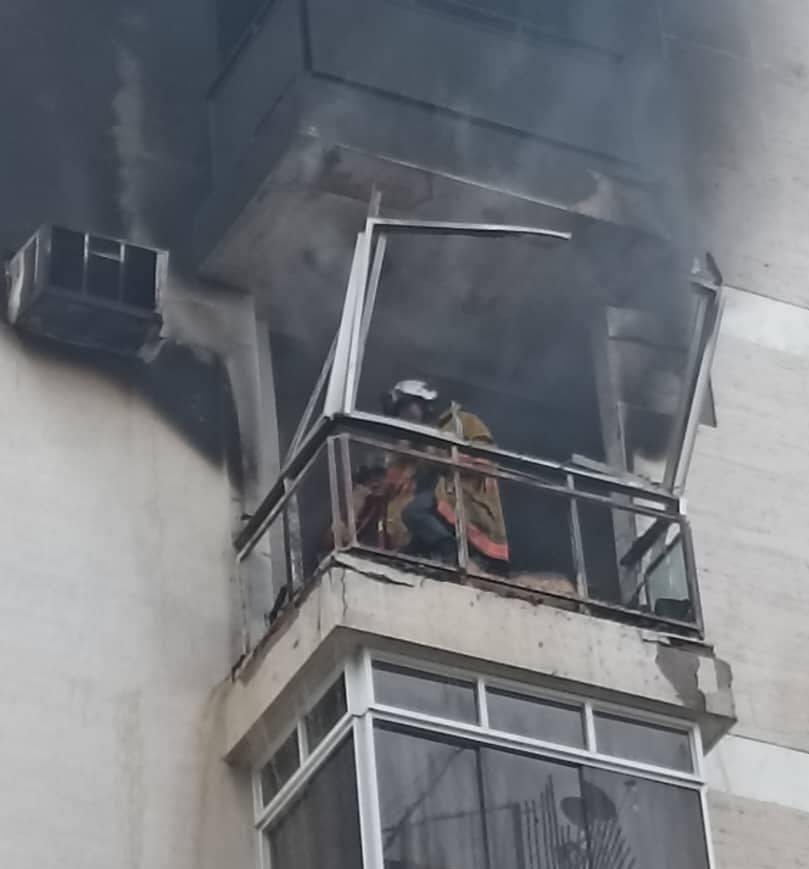 Dos personas fallecidas en incendio en edificio en Los Palos Grandes