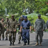 Fila frontal, de izquierda a derecha: coronel del Ejército de El Salvador Mauricio Ernesto Ramírez-Martínez, coronel del Ejército de El Salvador Ulises Orlando Rosales, viceministro de Defensa de El
