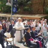 Un titular sobre el papa y su salud abrió la jornada