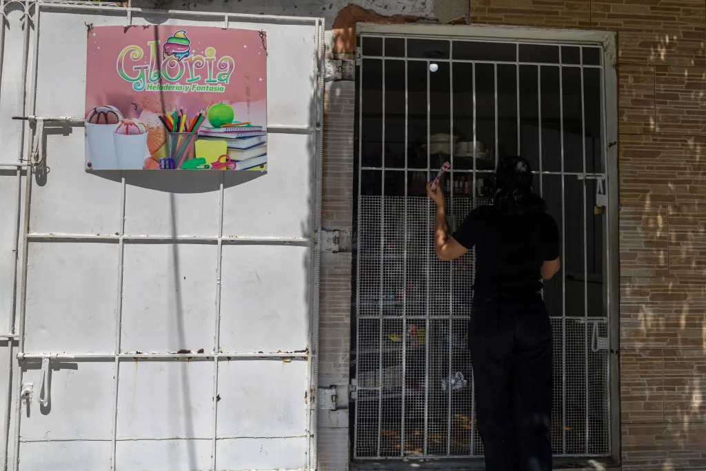 Comercios del Gran Santo Domingo blindan sus mostradores