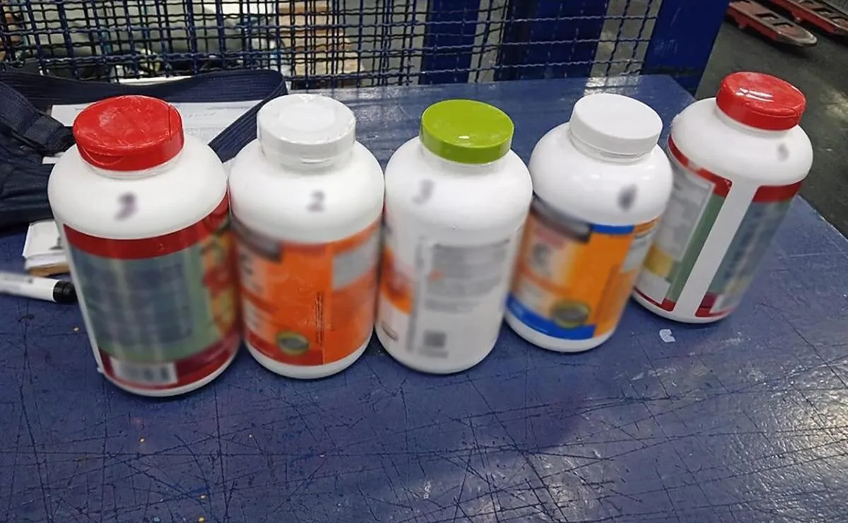 Aduana mexicana retiene 8.659 tabletas ocultas en frascos
