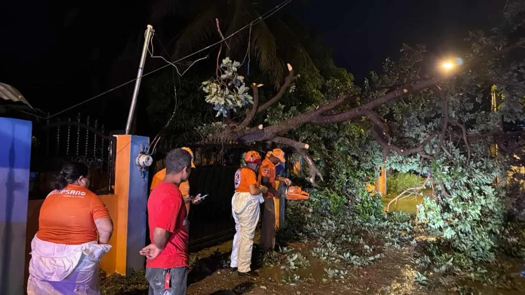 Lluvias anegan calles de Santiago y bloquean vías en Mao