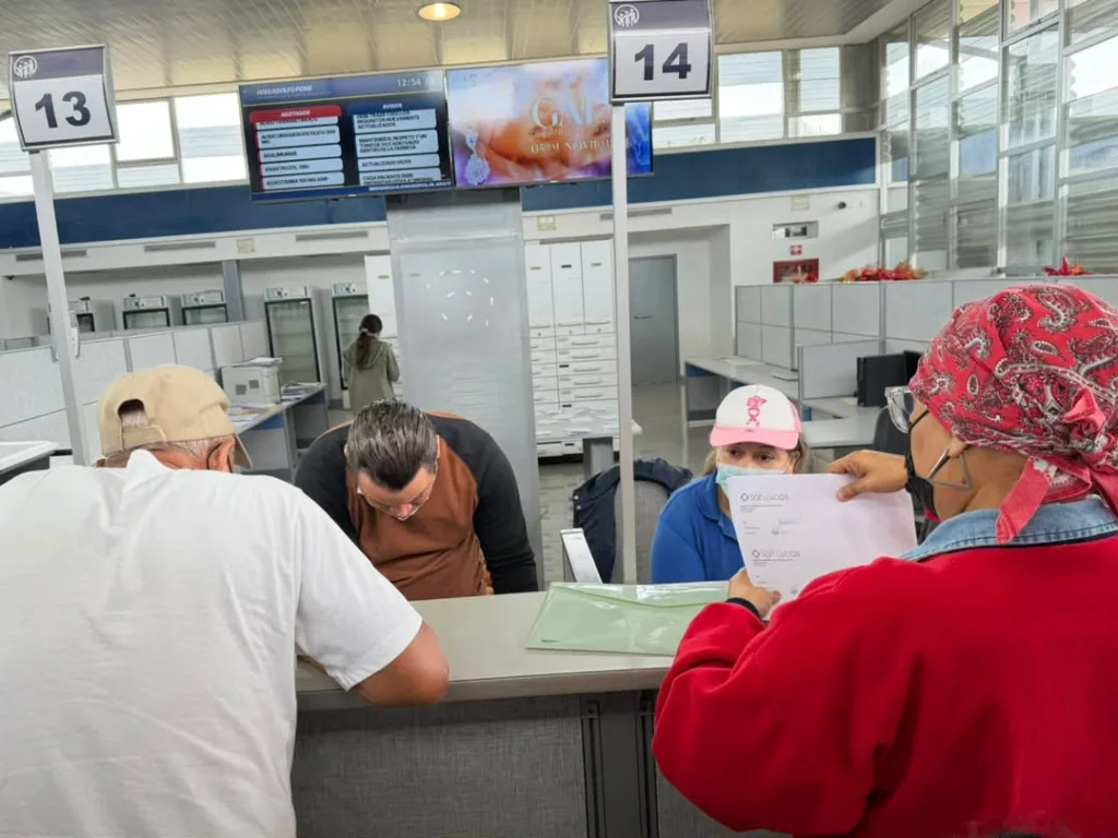 Roselyn López supervisa entrega en Farmacia de Alto Costo