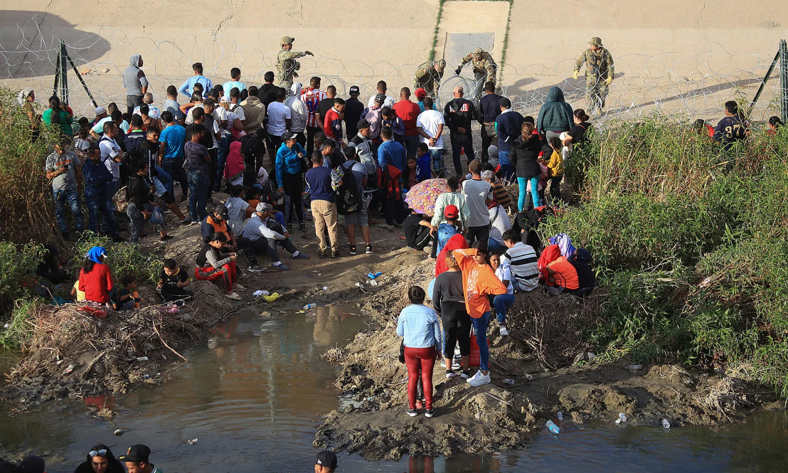 Migrantes varados en México arriesgan sus vidas para llegar a EE. UU.
