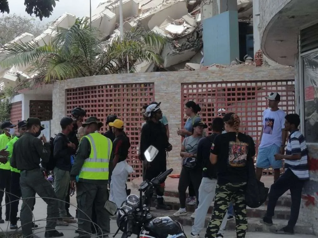 Rescatan en Caraballeda el cuerpo de un hombre sepultado por sismos