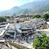 Recuperan cuatro cuerpos entre escombros en La Guaira