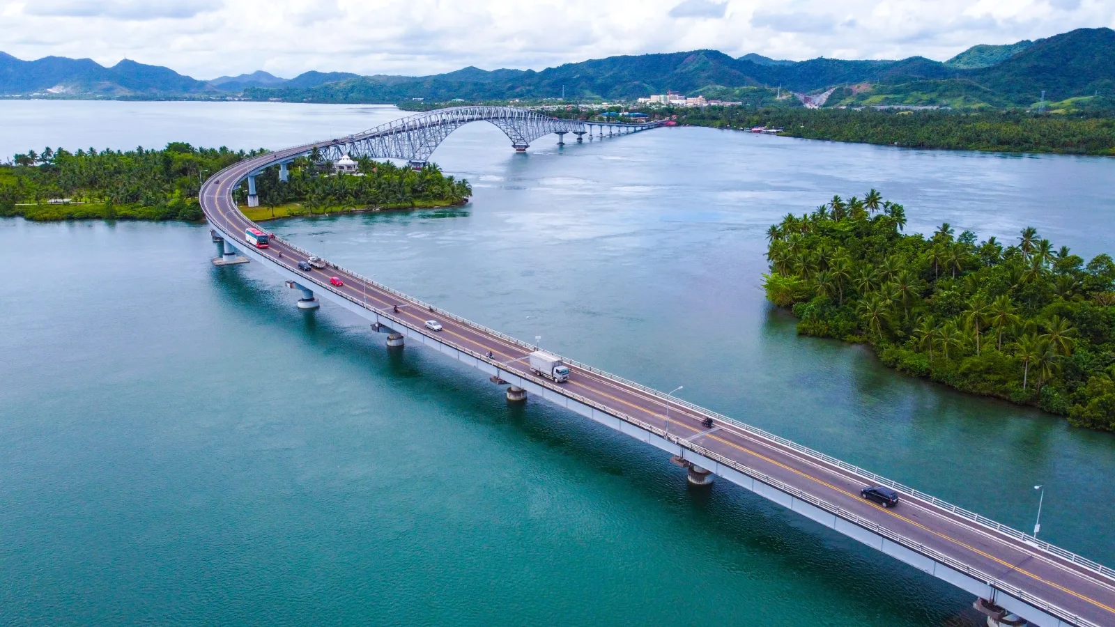 Impresionante vista aérea del puente San Juanico que conecta Leyte y Samar en Filipinas.