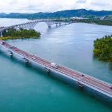 Impresionante vista aérea del puente San Juanico que conecta Leyte y Samar en Filipinas.