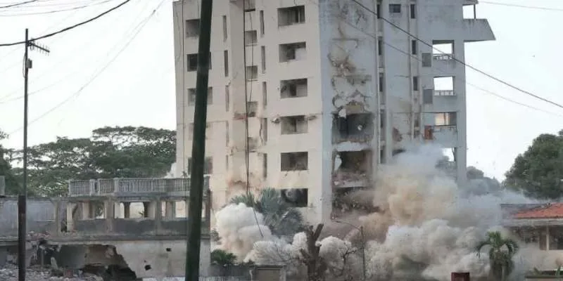 Demuelen otra estructura dañada por sismos en La Guaira